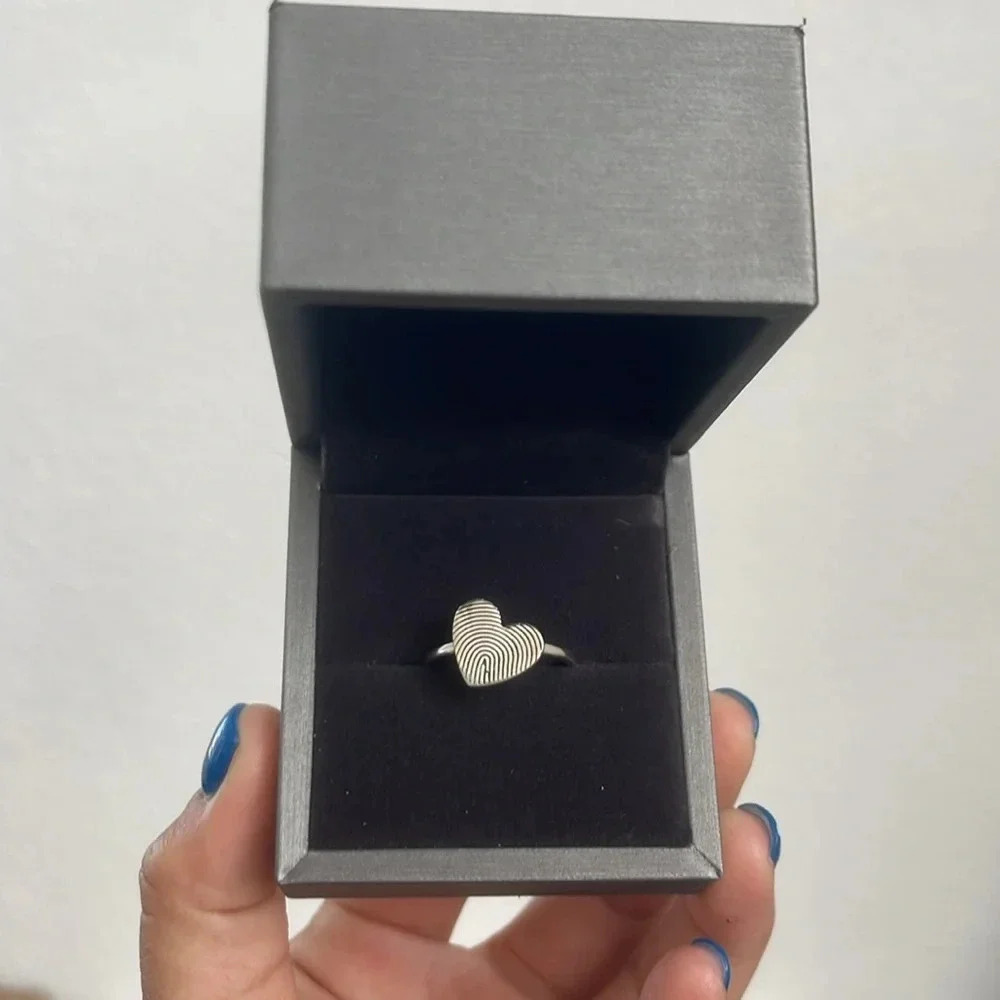 Velvet Ring Box โ New & Elegant โ Jewelry Storage, Gifts or Proposals - Picture 4 of 12
